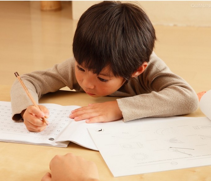 動能教育專員認(rèn)為：孩子寫作能力的提高，那是要培養(yǎng)孩子寫作的能力，也要培養(yǎng)孩子寫作的興趣。