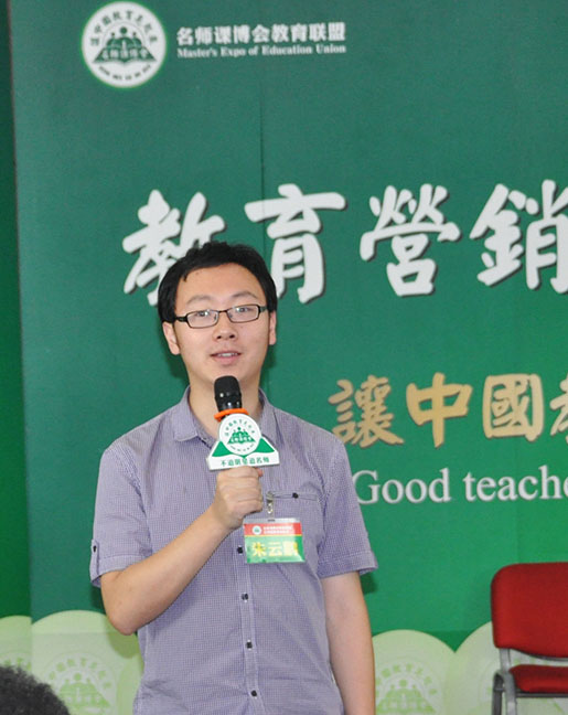 家庭教育專員 特別提醒我們，對孩子千萬不能要求太嚴(yán)格，如果從小就把孩子規(guī)范得像個小大人一樣，則孩子就會承受不該承受之重，埋下過分追求完美的心理隱患，一旦出現(xiàn)了心理問題，再干預(yù)起來就事倍功半了。所以，孩子，一定要讓他們像個孩子，犯點(diǎn)兒小錯沒什么，千萬不能苛求他們，如此他們才能正常地發(fā)展。