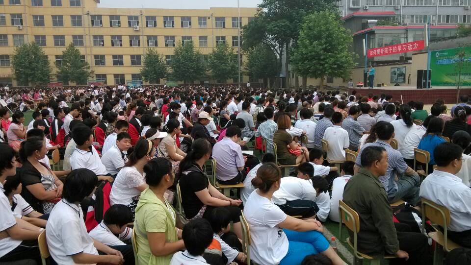 歐陽維建老師都能在報告中列舉了大量的案例，還與現(xiàn)場的家長和學(xué)生進行互動。
